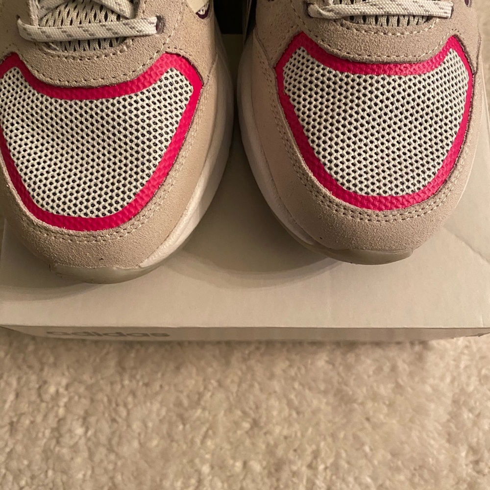 NIB Authentic Adidas 90s Valasion Running Sneakers - Picture 3 of 8